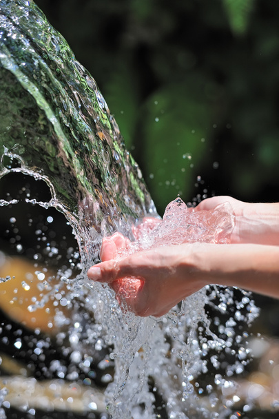 vrouw handen met water splash - Foto, afbeelding