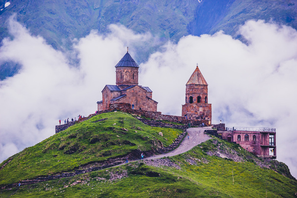 Igreja da Trindade de Gergeti nas montanhas do Cáucaso
 - Foto, Imagem