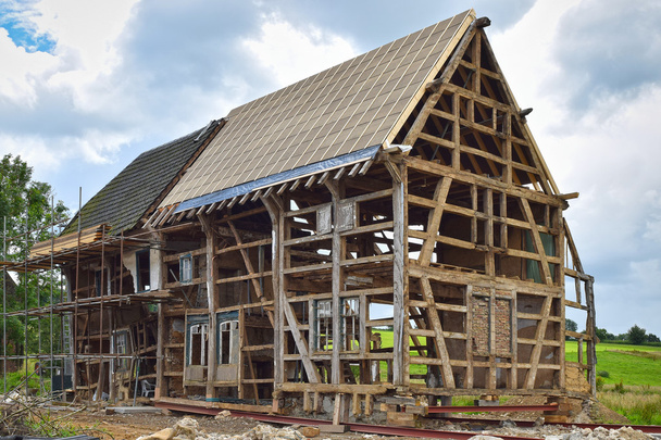 Casa de entramado de madera en reconstrucción
 - Foto, Imagen
