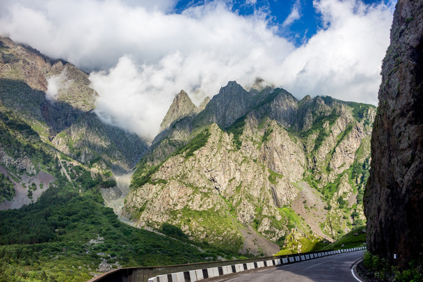 Γεωργιανό στρατιωτικό αυτοκινητόδρομο, βουνά του Καυκάσου - Φωτογραφία, εικόνα