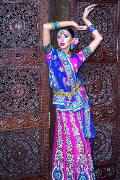 Krásná mladá indická žena v tradičním oblečení - Fotografie, Obrázek