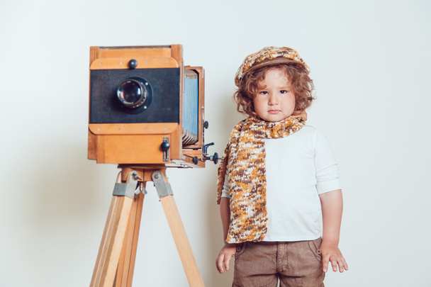 Malý chlapec stojící u fotoaparátu na bílém pozadí - Fotografie, Obrázek