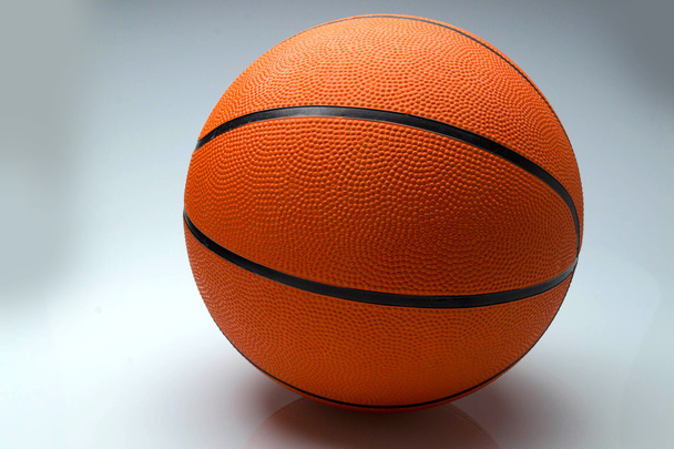 basketbal bal op een lichte achtergrond - Foto, afbeelding
