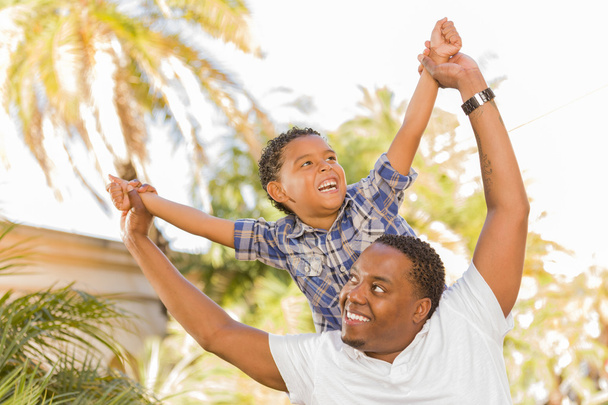 karışık ırk baba ve oğul sırtıma oynama - Fotoğraf, Görsel