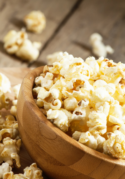 Sweet caramel popcorn in a wooden bowl - Photo, image