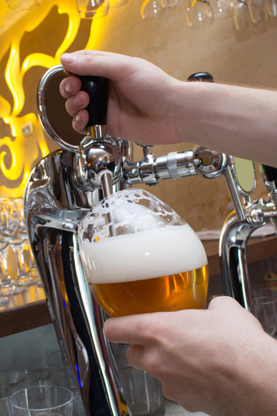 Primer plano de camarera manos verter cerveza en vidrio
 - Foto, Imagen