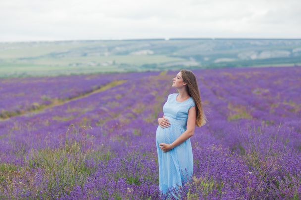 Levendula mező és egy boldog terhes nő - Fotó, kép