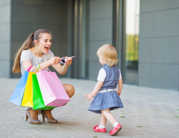 Mother and baby on shopping - 写真・画像