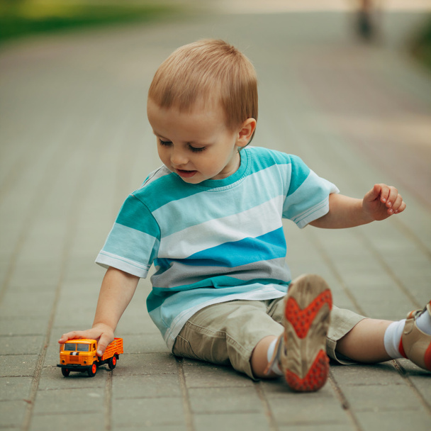 little boy playing with toy car - 写真・画像