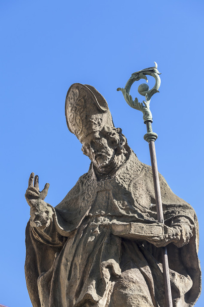 Estatua barroca del siglo XVIII del obispo San Estanislao, Iglesia en Skalka, Cracovia, Polonia
 - Foto, Imagen