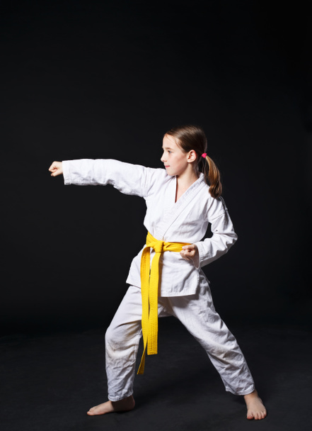 Gyermek lány karate ruha sárga öv Térkép állást - Fotó, kép
