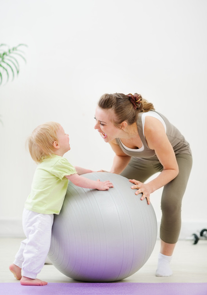 Mother and kid having fun in gym - Fotó, kép