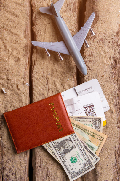 Іграшковий літак і коричневий паспорт
. - Фото, зображення