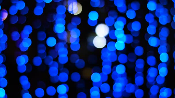 światła miasta streszczenie okrągły bokeh na niebieskim tle - Materiał filmowy, wideo
