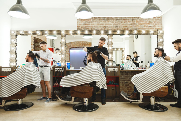 Barbiers faire des coupes de cheveux pour les clients
 - Photo, image