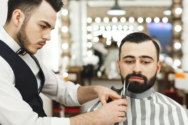 Barber making a beard - Zdjęcie, obraz