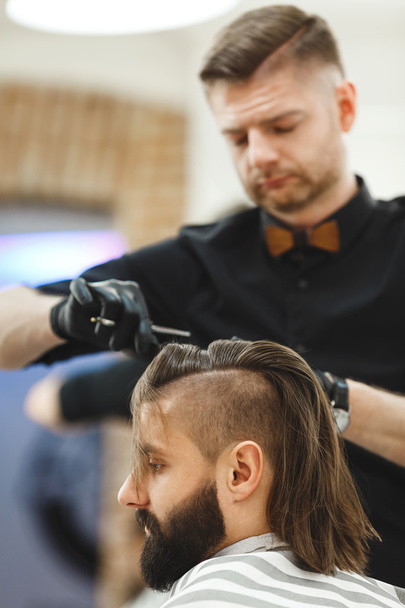 Peluquero haciendo cortes de pelo para el cliente
 - Foto, imagen