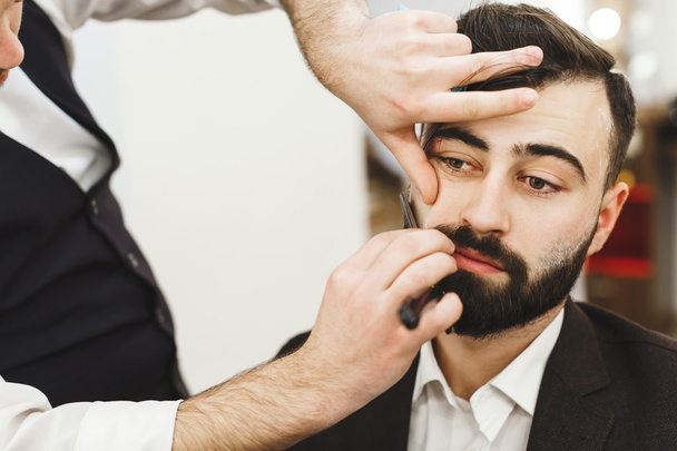 Männerhände basteln einen Bart - Foto, Bild