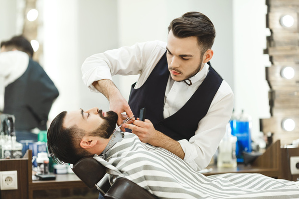 Barber making a beard - Photo, Image