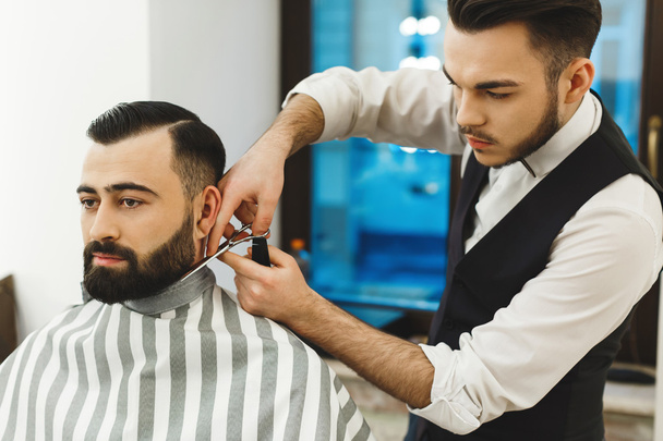 Peluquero haciendo barba
 - Foto, imagen