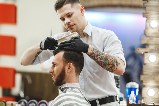 Barbeiro fazendo cortes de cabelo para o cliente
 - Foto, Imagem