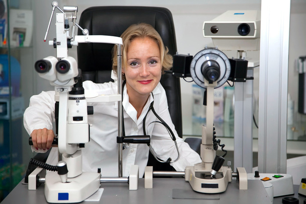 Doctor en el laboratorio de oftalmología
 - Foto, imagen