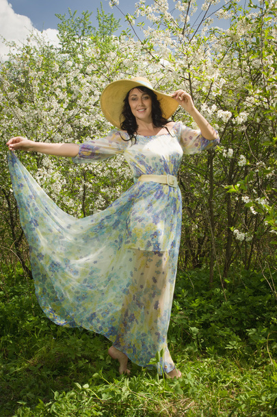Mujer adulta elegante posando en el jardín de primavera
 - Foto, Imagen
