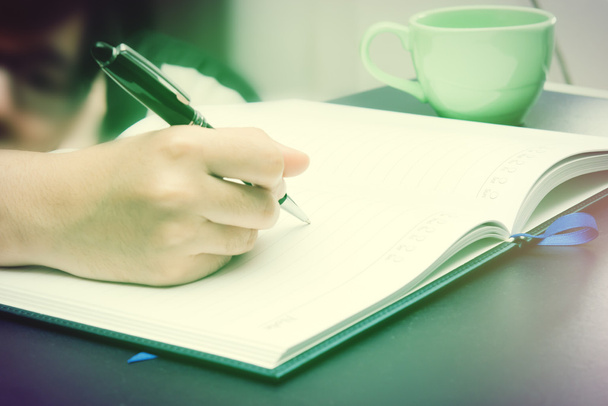 Пишіть активність ручкою і книгою з ранковим освітленням
 - Фото, зображення