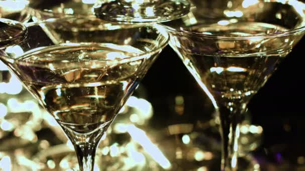 Une pyramide de verres au champagne scintillant
 - Séquence, vidéo