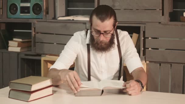 vousatý muž čtení knihy - Záběry, video