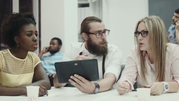 Due donne e un uomo discutono e utilizzano tablet
 - Filmati, video