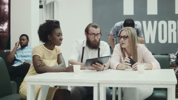 Többnemzetiségű kollégák segítségével tabletta-Office - Felvétel, videó