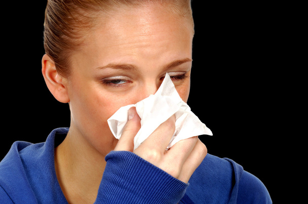 Άρρωστο γυναίκα φυσάει τη μύτη της - Φωτογραφία, εικόνα