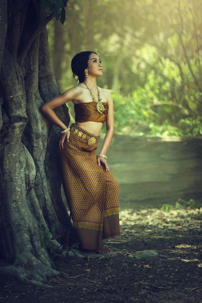 femme en robe traditionnelle thaïlandaise de plein air
 - Photo, image