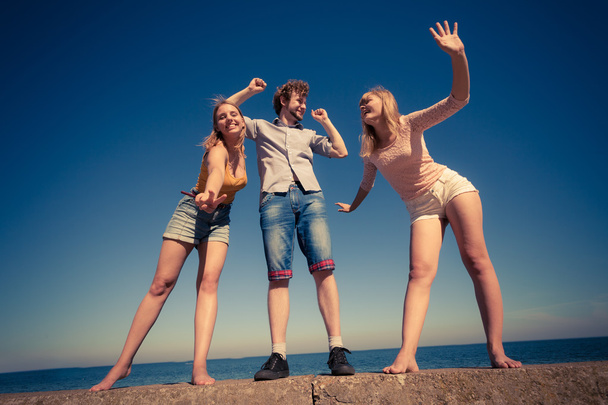 Grupo de amigos se divertindo ao ar livre
 - Foto, Imagem