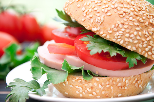 Egészséges sonkás szendvics, paprika, paradicsom, saláta - Fotó, kép