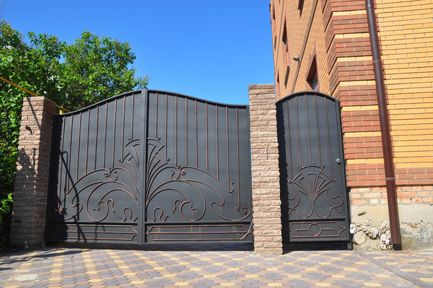 Установка каменного и металлического забора с дверью и воротами для автомобиля
 - Фото, изображение
