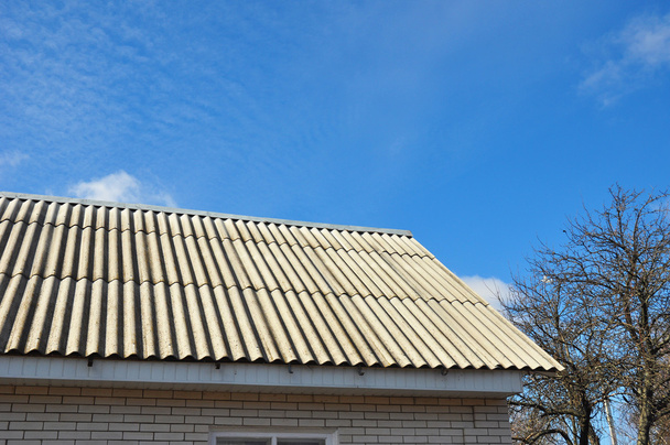 Azulejos peligrosos del techo de asbesto en el techo de la casa
. - Foto, Imagen