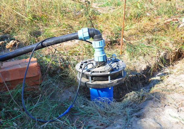 Nuevo pozo de agua instalado. Perforación de pozos de agua para el suministro de agua. Instalación de agua perforada, bombas de perforación, perforación de agua perforada
. - Foto, Imagen