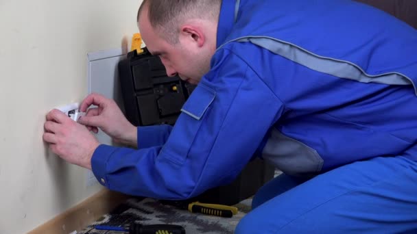 Elektriker installieren eine Steckdose - Filmmaterial, Video