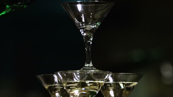 Piramis pohár pezsgőt. Italok a partin. Arany színű. - Felvétel, videó