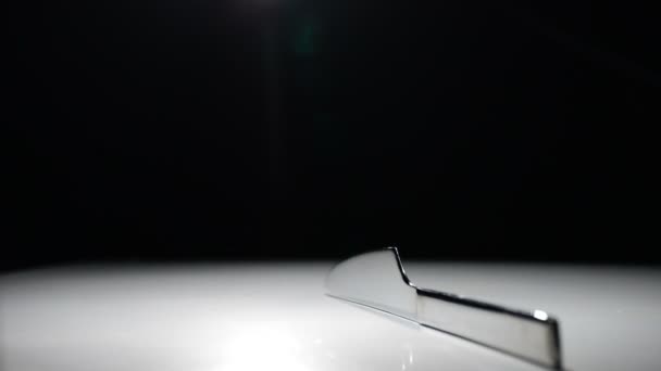 Metalen mes draaien op wit basis met zwarte achtergrond - Video