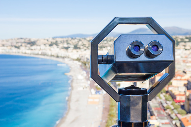 Prismáticos para ver el paisaje en Niza, Riviera Francesa
 - Foto, imagen