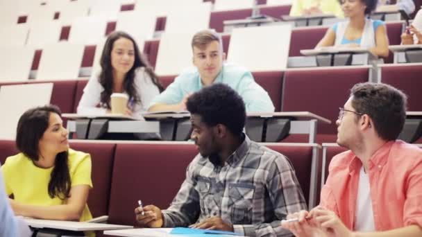 ομάδα μαθητών με σημειωματάρια στην αίθουσα διαλέξεων - Πλάνα, βίντεο