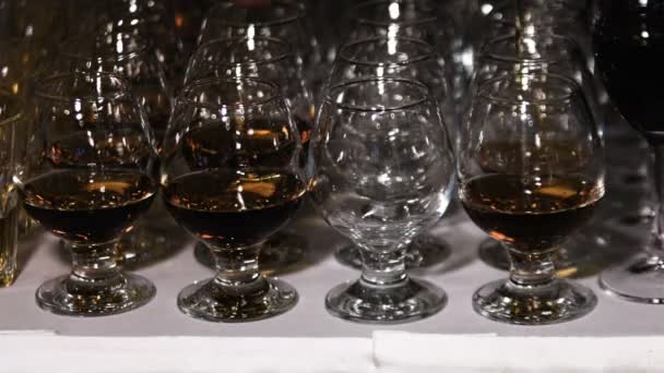 Bicchieri con cognac o brandy. Sfondo bevanda alcolica
 - Filmati, video