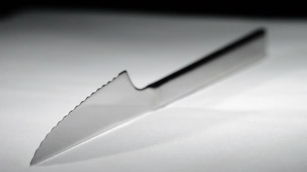 Μεταλλικά μαχαίρι περιστροφής για λευκή βάση με μαύρο φόντο - Πλάνα, βίντεο