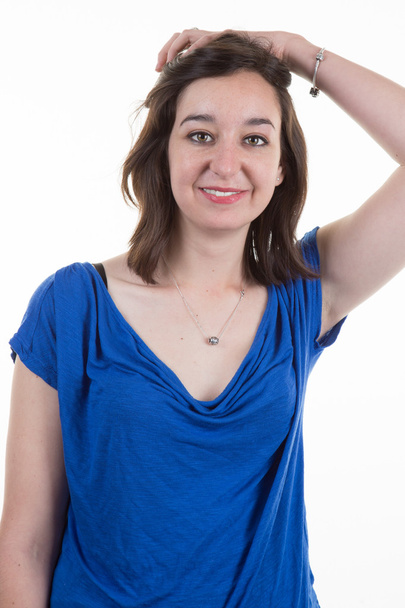 Imagem de uma jovem morena com um top azul
 - Foto, Imagem