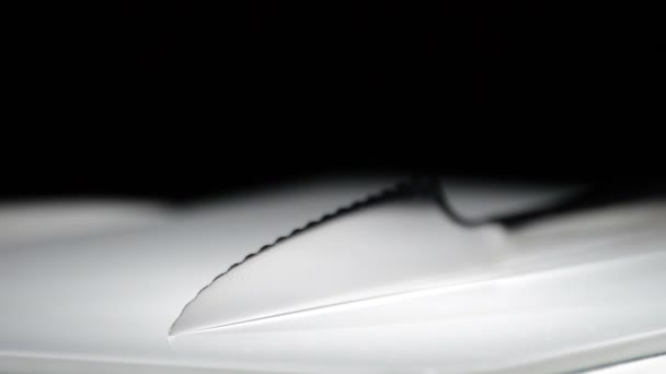 Μαχαίρι μετάλλων, μαχαιροπήρουνα κουζίνα, περιστρεφόμενη σε λευκή βάση με μαύρο φόντο - Πλάνα, βίντεο