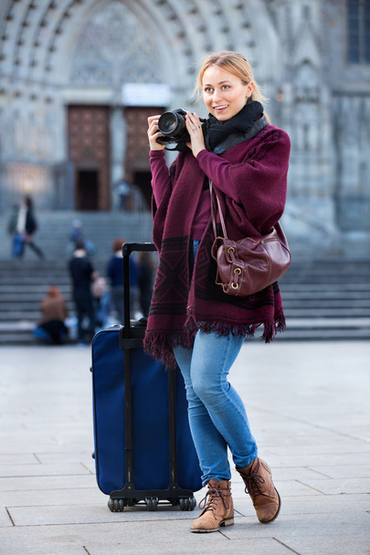 Young woman taking pictures outdoors - 写真・画像