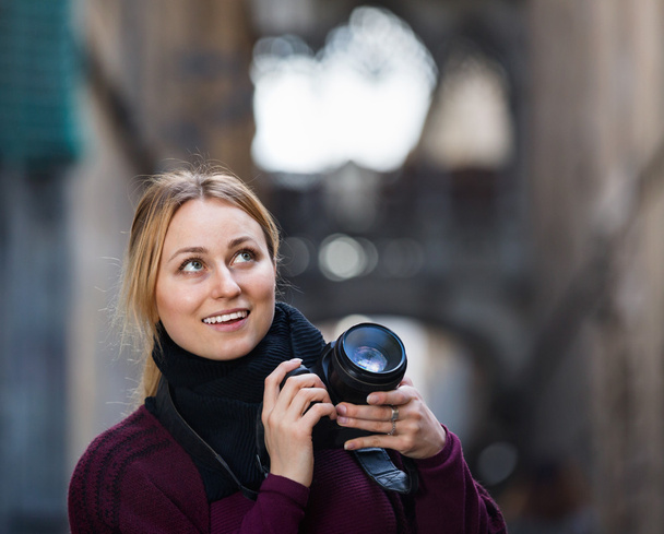 Young woman taking pictures outdoors - Foto, Imagem
